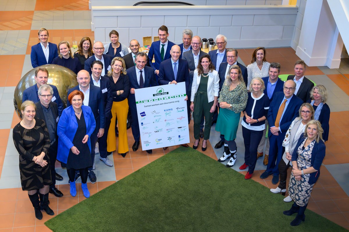 bankensector's tweet photo. Vandaag ondertekende Sander Kooiman (@TriodosNL) namens de #bankensector de nieuwe #GreenDeal ‘Samen werken aan duurzame zorg’ met oa @ministervws en @markharbers. Banken zetten hiermee stappen om ook in zorgdomein relevante bijdrage te leveren aan de klimaatdoelstellingen! https://t.co/y7owJeVzQ5