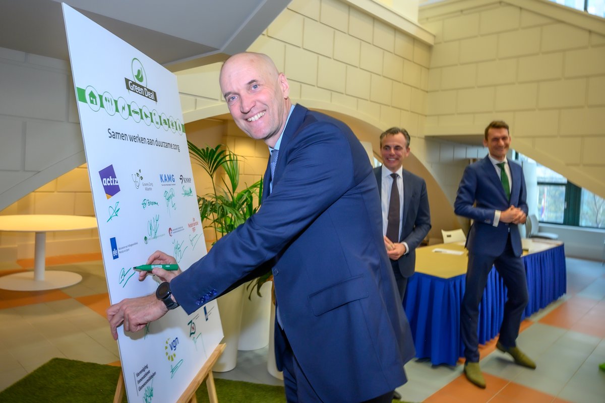 bankensector's tweet photo. Vandaag ondertekende Sander Kooiman (@TriodosNL) namens de #bankensector de nieuwe #GreenDeal ‘Samen werken aan duurzame zorg’ met oa @ministervws en @markharbers. Banken zetten hiermee stappen om ook in zorgdomein relevante bijdrage te leveren aan de klimaatdoelstellingen! https://t.co/y7owJeVzQ5