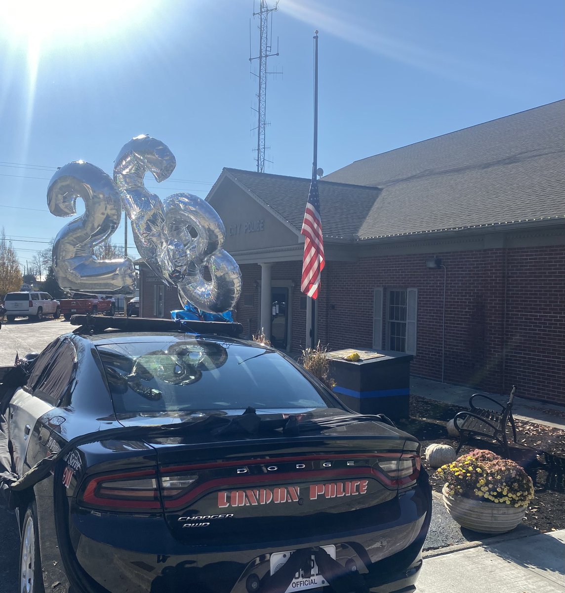 LSearcLex's tweet photo. The London Police Department is closed as officers say goodbye to one of their own - Officer Logan Medlock @LEX18News https://t.co/msJUz5rFi1