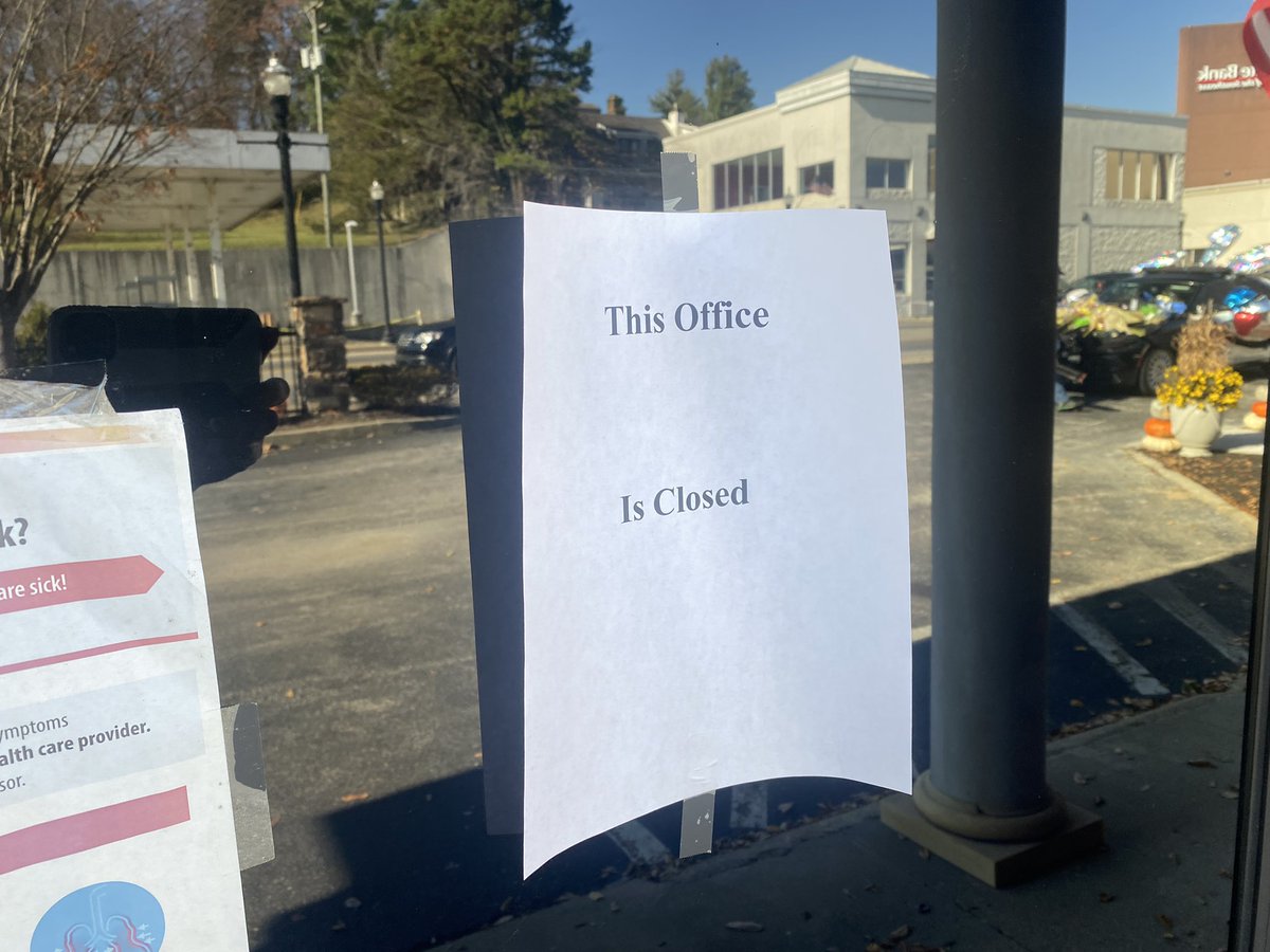 LSearcLex's tweet photo. The London Police Department is closed as officers say goodbye to one of their own - Officer Logan Medlock @LEX18News https://t.co/msJUz5rFi1