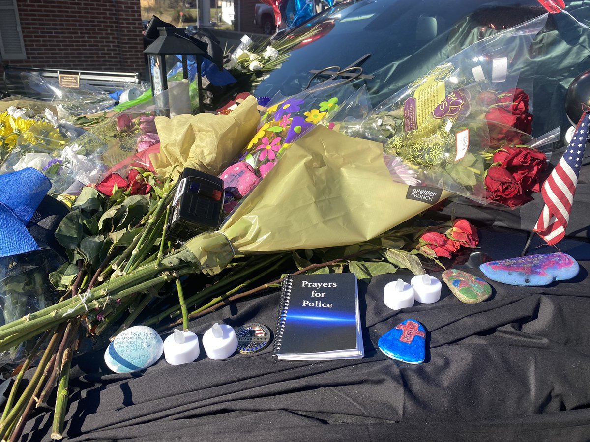 LSearcLex's tweet photo. The London Police Department is closed as officers say goodbye to one of their own - Officer Logan Medlock @LEX18News https://t.co/msJUz5rFi1