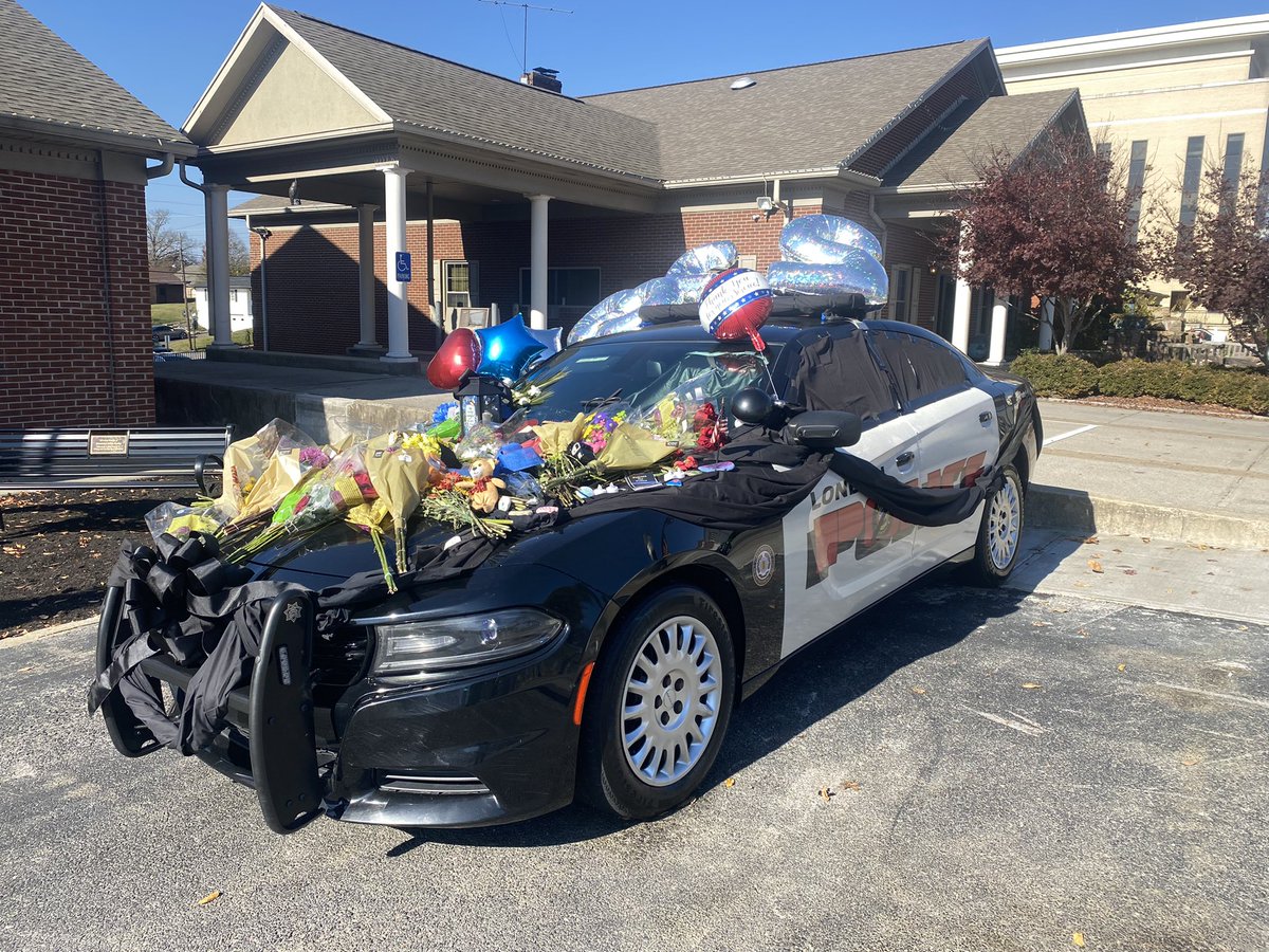 LSearcLex's tweet photo. The London Police Department is closed as officers say goodbye to one of their own - Officer Logan Medlock @LEX18News https://t.co/msJUz5rFi1