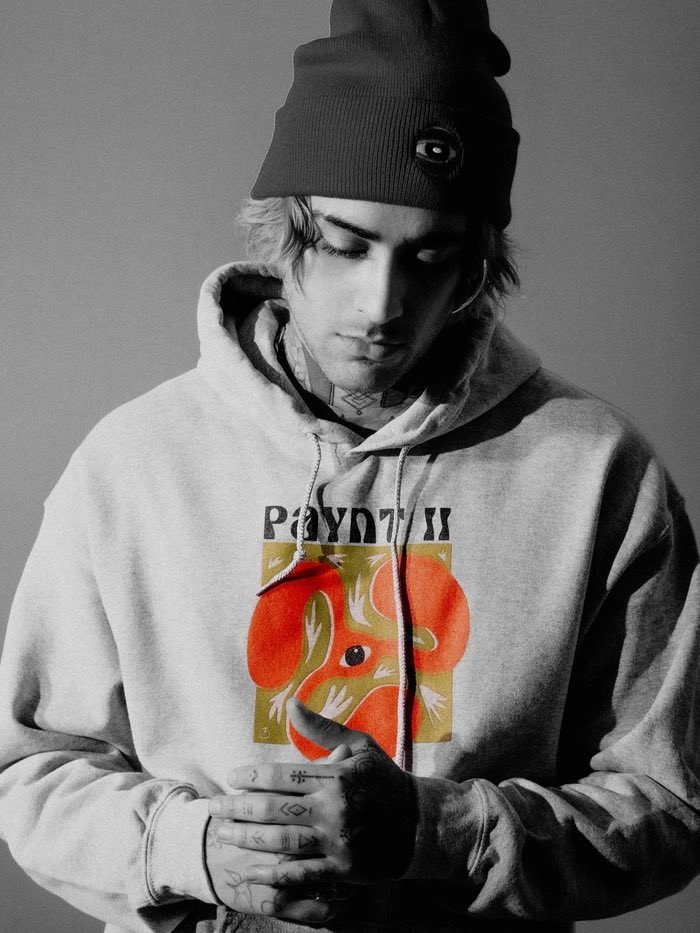 scrptdfalls's tweet photo. THIS SHOOT OF ZAYN MALIK REMINDED ME OF THE VERSUS PHOTOSHOOT PLS TELL ME IM NOT THE ONLY ONE https://t.co/ofDpGTVmRX