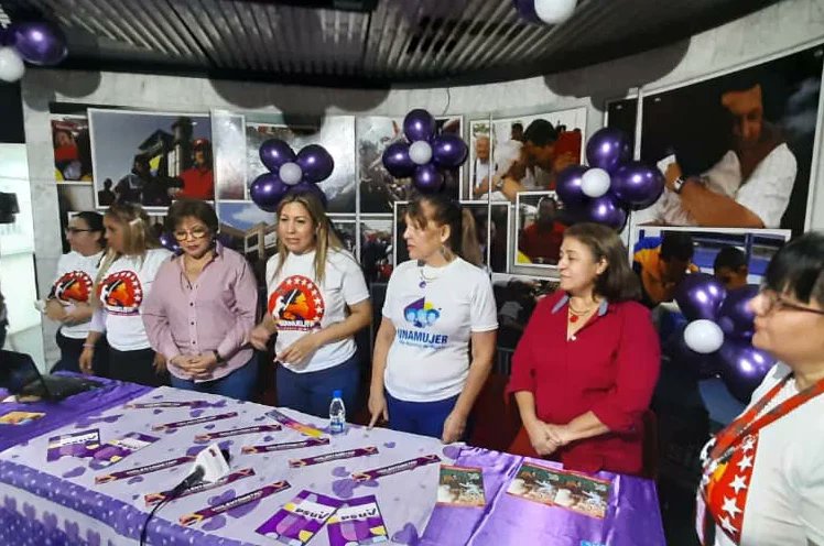Unamujer Nacional y el movimiento de mujeres Manuelita, instalan en los espacio del Ministerio de Transporte punto Violeta, contra la Violencia a la mujer.
#AlcaAlCarajo
