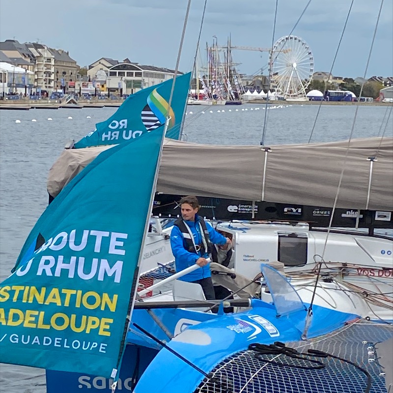 SanofiGenzymeFR's tweet photo. À vos marques… Prêts ? Partez !

1 homme🙋‍♂️ 1 bateau⛵ 1 cause💜
En route avec le trimaran @DefiVoileSEP @FondationARSEP pour l'aventure #RDR2022, porteuse d’espoir pour faire connaître la #SEP 

#VaincreEnsembleLaScléroseEnPlaques #BonVent

📢 Suivez son avancée en commentaires