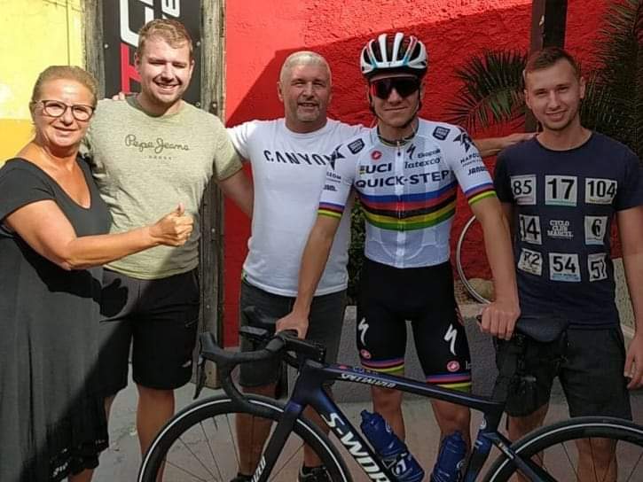 <a href="/VelosolBar/">Velosol Cycling Bar</a> Xaló/Jalon Spanje heeft al de eer gehad om de fantastische 🚲wereld kampioen <a href="/UCI_cycling/">UCI</a> en <a href="/lavuelta/">La Vuelta</a>  Winnaar 22 <a href="/EvenepoelRemco/">Remco Evenepoel</a> te mogen Ontvangen <a href="/qst_alphavinyl/">Quick-Step Alpha Vinyl Team</a> <a href="/CastelliCycling/">Castelli Cycling</a> 👊👊