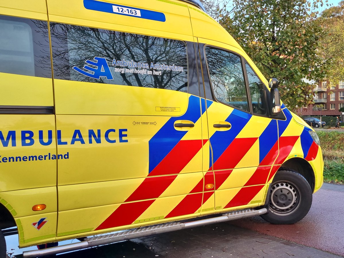 politie_johan's tweet photo. Vrouw vindt haar vader in de tuin, belt 112 en start reanimatie. Meldkamer ziet dat ik ook in de buurt ben dus word ik gestuurd. Binnen mum van tijd ook twee ambulances en brandweer ter plaatse.
Man is nu onderweg naar het ziekenhuis. Op hoop van zegen. 🙏 #HfdC https://t.co/6PJfxPgXsz
