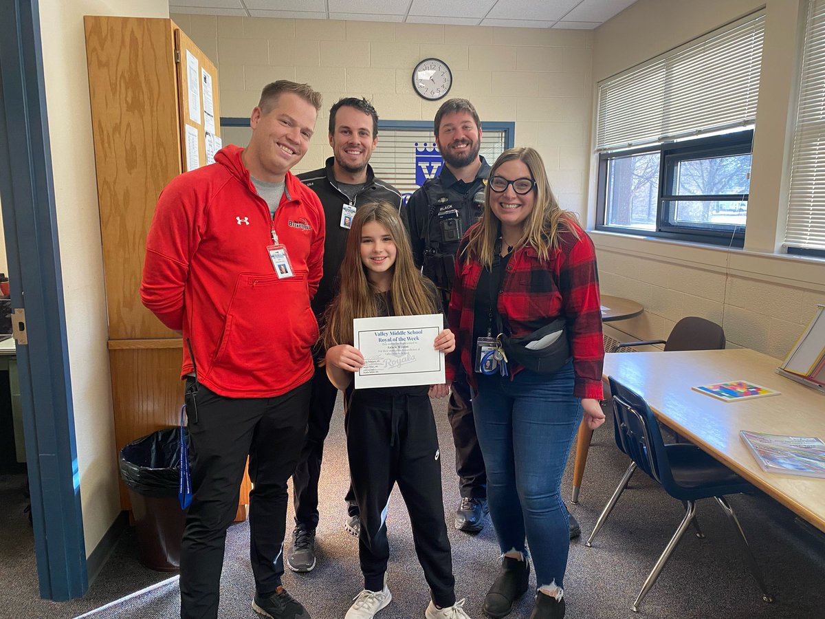 Congrats to our 6th grade Royal of the Week, Gracie Wyman 💫 This award was presented by our Deans of Students and SRO.