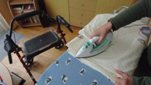 De eigen bijdrage voor huishoudelijke hulp wordt weer afhankelijk van het inkomen van de hulpbehoevende, zo heeft de ministerraad vrijdag besloten. Vanaf 2025 wordt het inkomen meegewogen bij de vaststelling van de hoogte van de eigen bijdrage. #19euro

wmoclientenraadutrecht.nl/rijkeren-gaan-…