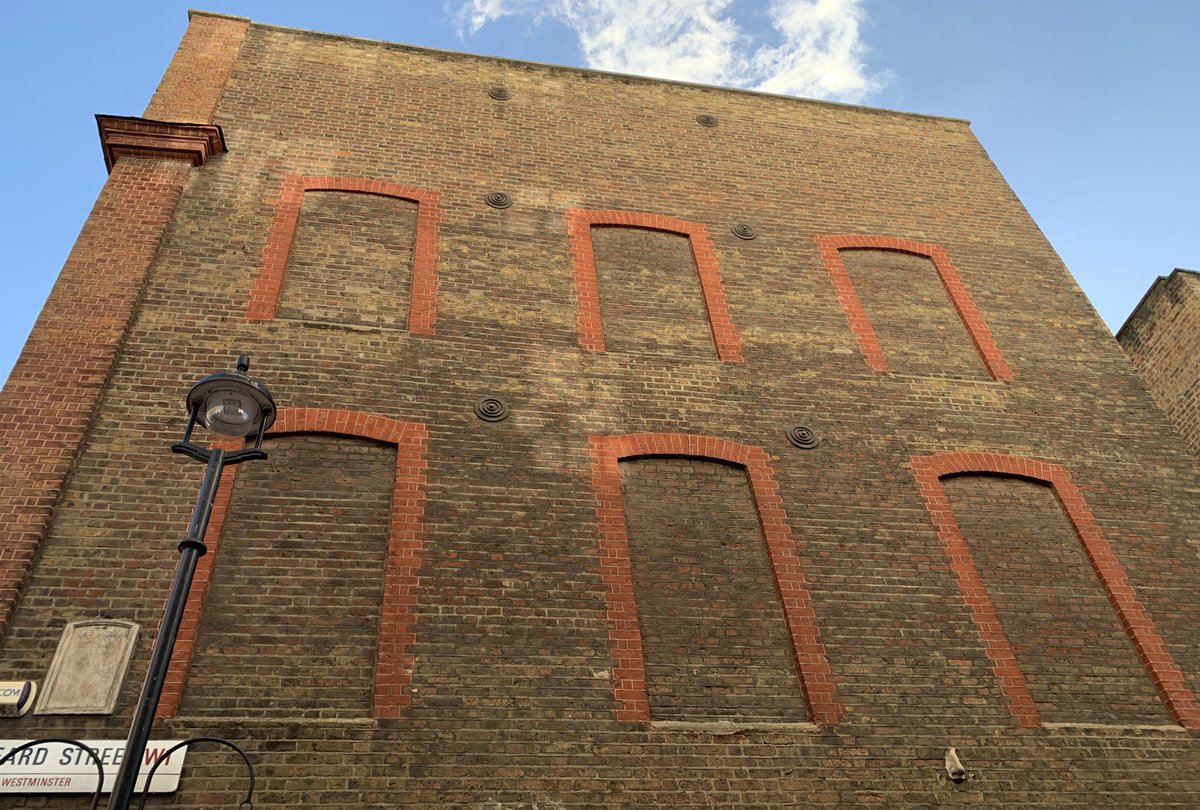 「窓税から逃れるために窓を埋めた壁、ロンドン繁華街Sohoでも見かけた。#ロンドン」|𝖸𝗈 𝖮𝗄𝖺𝖽𝖺のイラスト