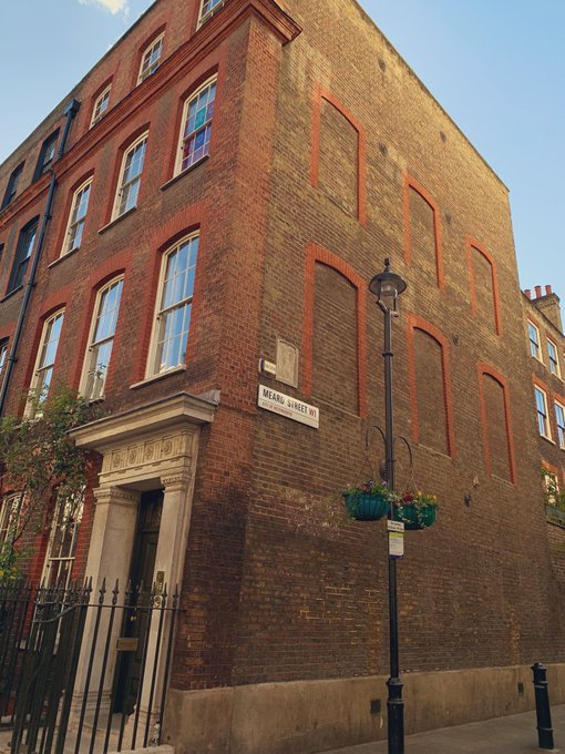 窓税から逃れるために窓を埋めた壁、ロンドン繁華街Sohoでも見かけた。#ロンドン散歩  