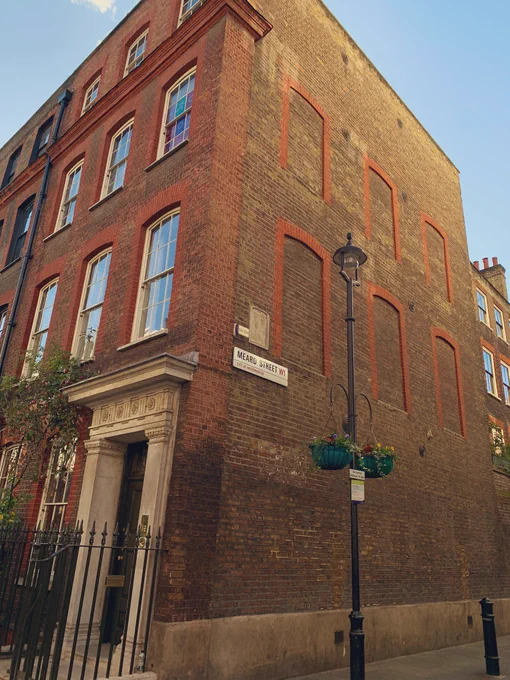 窓税から逃れるために窓を埋めた壁、ロンドン繁華街Sohoでも見かけた。#ロンドン散歩  