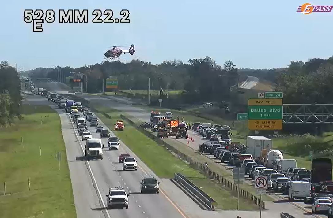 Orange County - Crash 528 EB before Dallas Blvd.  Only right lane open now. Medical helicopter transported the injured. 4 mile back-up. 
@WDBOtraffic @WDBONews https://t.co/clpC9sqggq