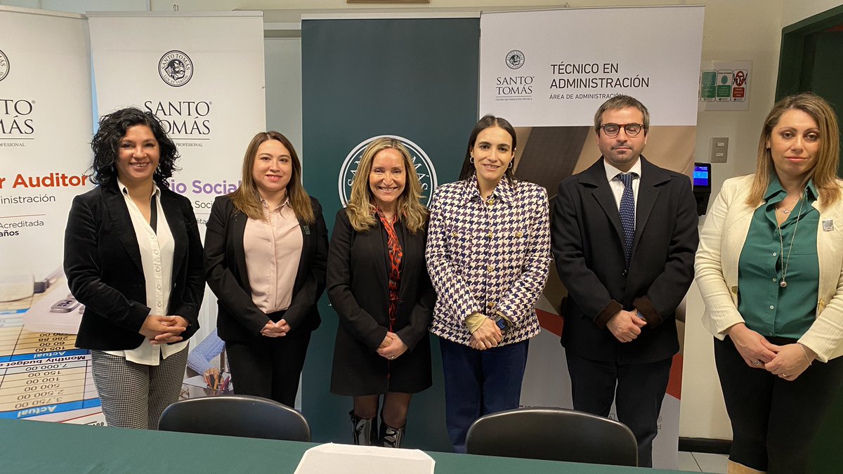 santotomaspuq's tweet photo. La rectora de #SantoTomás #PuntaArenas, Valeska Acevedo, junto a la alcaldesa de @ILmunirioverde @SabiBallesteros firmaron un convenio de colaboración, que permitirá a estudiantes del Área de Administración y Servicio Social realizar prácticas en el municipio https://t.co/NVJ4oSCrKG