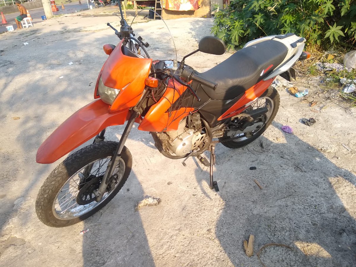 mendespaiva123's tweet photo. MOTO DE TRABALHO FURTADA ONTEM ANOITE , NA RUA AMORIM EM PIEDADE , AMIGO USA PRA TRABALHO O CARA TEM FAMIILIA E FILHOS ESSA MOTO E DA ONDE VEM O SUSTENTA O GANHA PÃO DO AMIGO ... TA MAIOR ESCULACHO ROUBANDO MOTO DE TRABALHADOR E O TEMPO TODO SE VE ISSO !! https://t.co/xgjsgpPZme