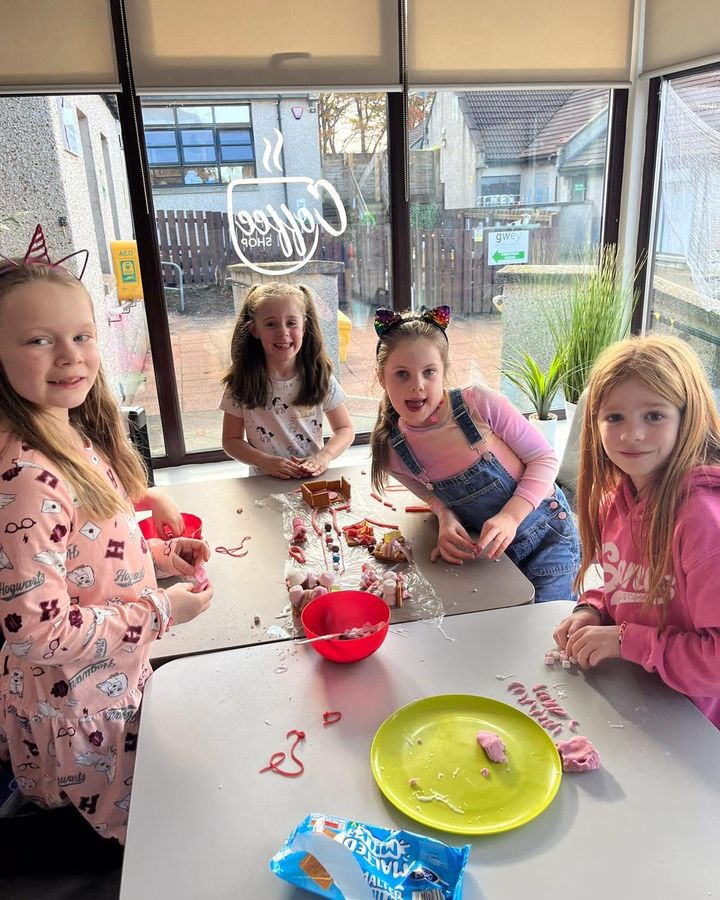 Kidsizeltd's tweet photo. Food-based activities are not only delicious, but they help with fine motor skills and developing essential life skills. We like the children to get stuck in during snack times and experience new flavours, smells and textures. https://t.co/qjbbUaFQR6