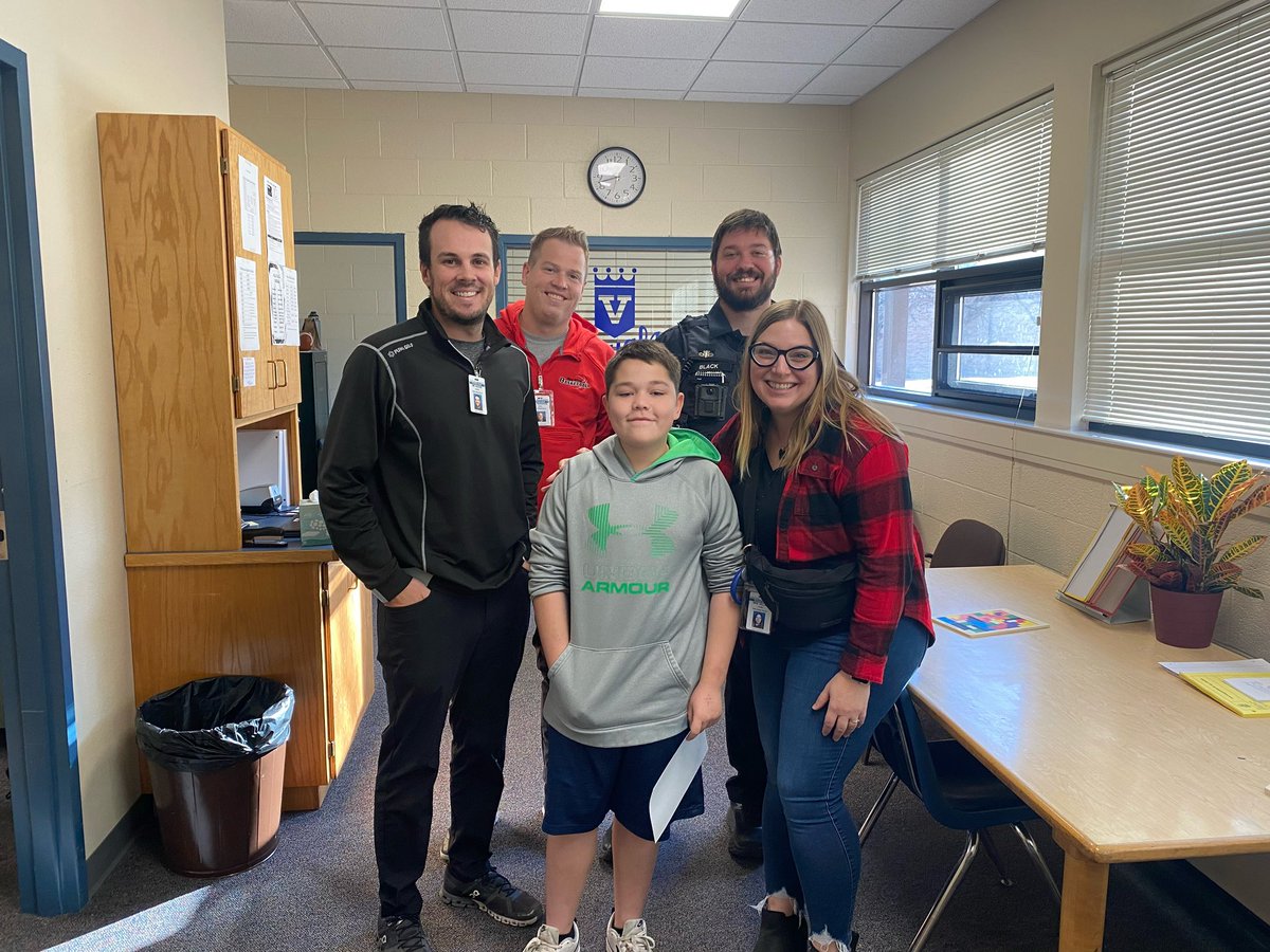 Congrats to our 7th grade Royal of the Week, Alex Flood 💫 This award was presented by our Deans of Students and SRO.