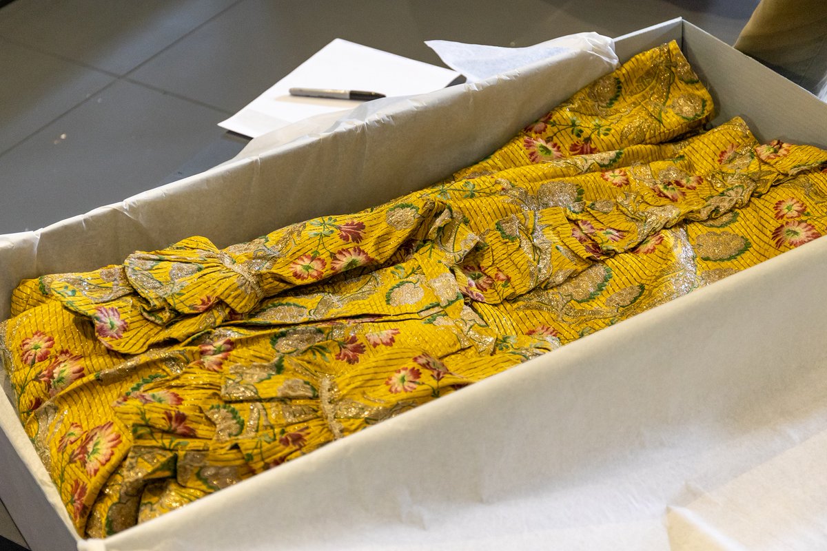 Friday Treat Time and a sneak peek behind the scenes as we start to take some of our oldest pieces off display! We’ve been busy carefully packing away these two gorgeous gowns from the 1760s and 1770s, ready for our move out of the Assembly Rooms 👗