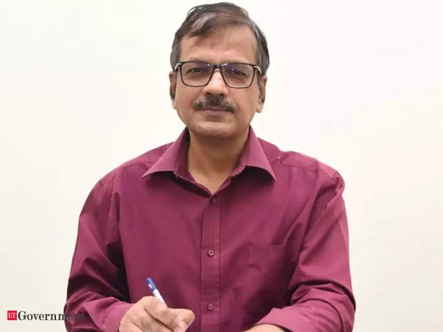 तस्वीर JJM के प्रमुख सचिव अनुराग श्रीवास्तव की है । आज मैं अनुराग श्रीवास्तव के बारे में पढ़ रहा था IIT से सिविल इंजीनियरिंग में बीटेक , 1992 में UPSC में आल इंडिया टॉपर । जो व्यक्ति लाखो UPSC की तैयारी करने वालो के लिए प्रेरणा स्रोत है उसके होते हुए ये योजना फेल कैसे हो रही ?