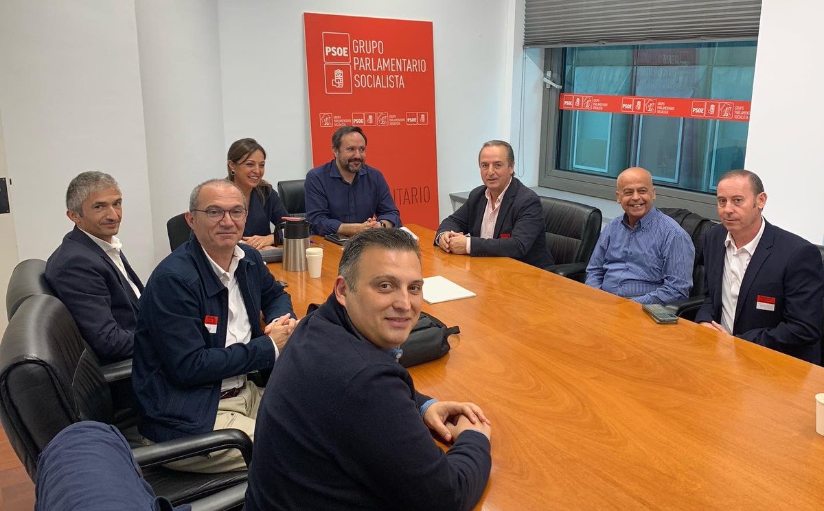 isabel_ambrosio's tweet photo. Encuentro de trabajo con el #TaxiAndaluz y @CesarJRamos para seguir analizando los efectos negativos del #DECRETAXO de #MorenoBonilla sobre el sector.
@FAAT_Andalucia @EliteTaxiMalaga @EliteTaxiSevil1 @unitaximalaga @UATAfederacion @psoedeandalucia https://t.co/rTciJZBFNB