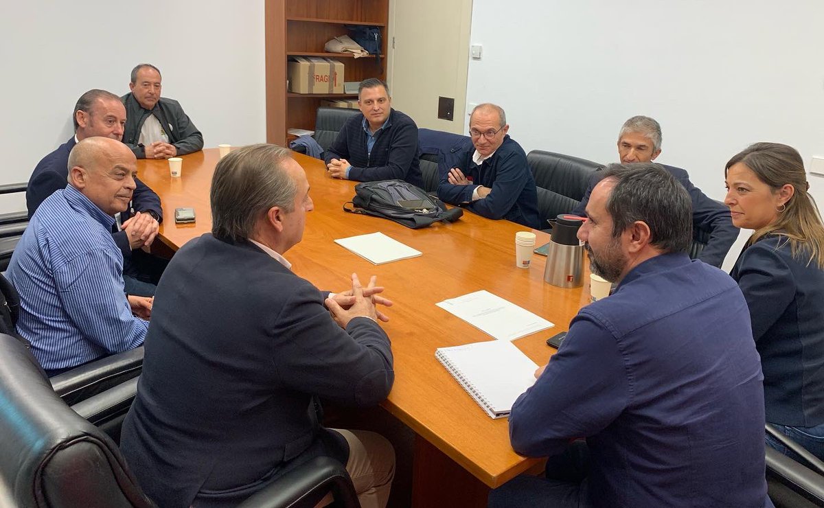 isabel_ambrosio's tweet photo. Encuentro de trabajo con el #TaxiAndaluz y @CesarJRamos para seguir analizando los efectos negativos del #DECRETAXO de #MorenoBonilla sobre el sector.
@FAAT_Andalucia @EliteTaxiMalaga @EliteTaxiSevil1 @unitaximalaga @UATAfederacion @psoedeandalucia https://t.co/rTciJZBFNB