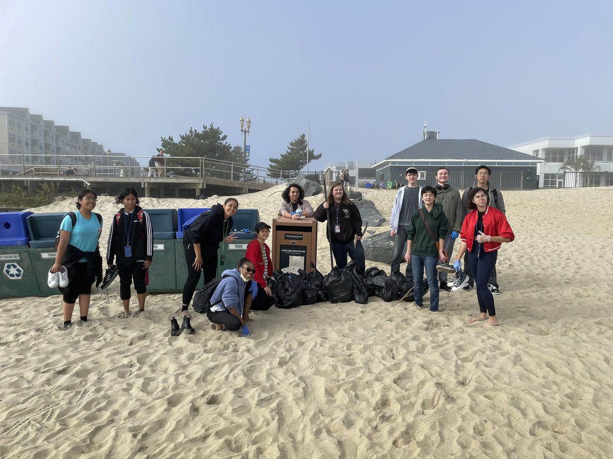 PerryWhs's tweet image. Awesome day. Lots of trash removed. Beach guardian very happy w @WeehawkenTSD Climate Club students!!! #WeeGreen #WeeClean #WeeWork @bcalligy @EDUwithAriel @AdParkin78 @DeStefanoEDU
