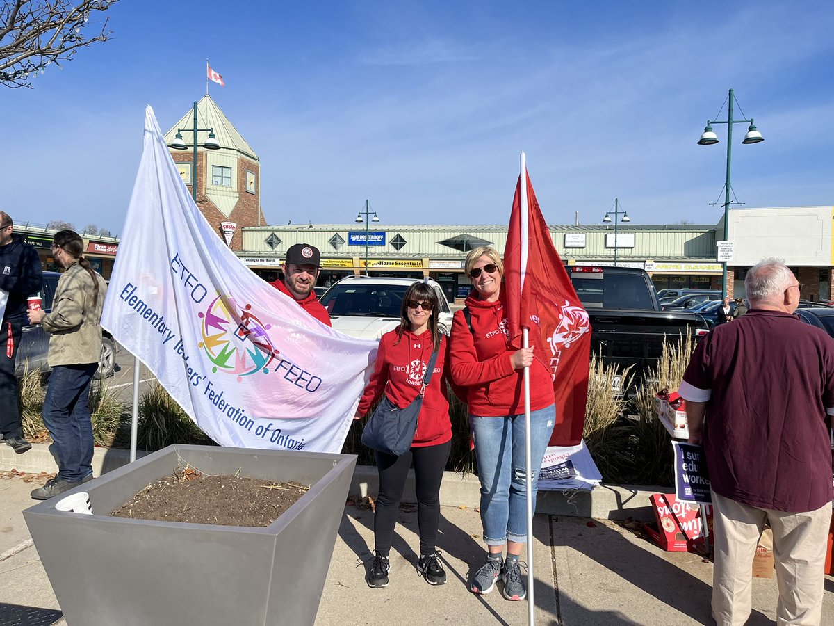 Hey @samoosterhoff, I hope you can hear all the honking horns and community support. You’re on the wrong side of history. #39kIsNotEnough #CUPEStrong #etfo #onted #ontedsolidarity