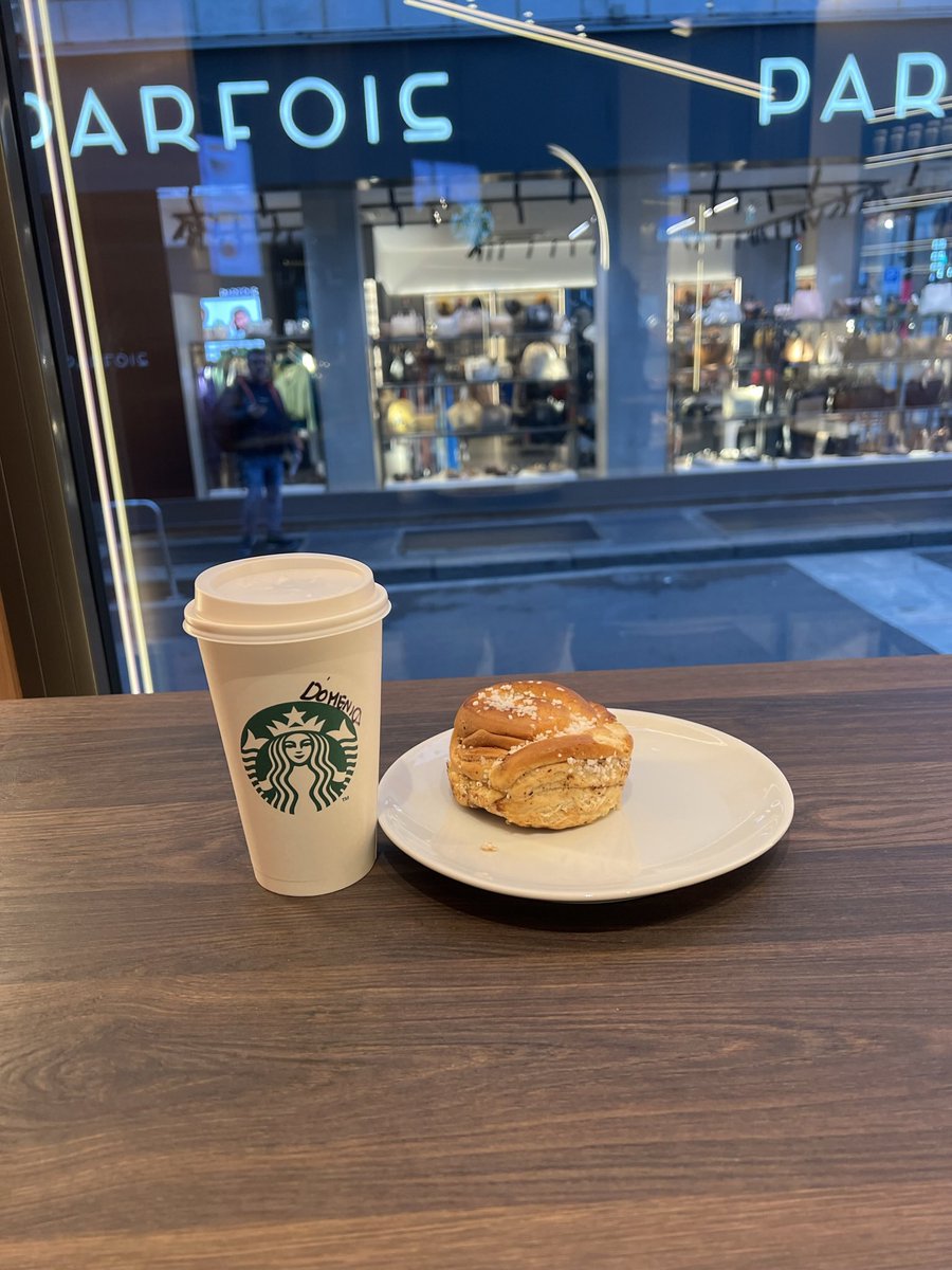 mimmasworld's tweet photo. Un pumpkin spice latte e una cinnamon roll in un mercoledì mattina qualunque: un piccolo assaggio di quella tranquillità e serenità smarrita da ormai troppo tempo. 
#divorzio #mammasingle https://t.co/CL9RAfgsly