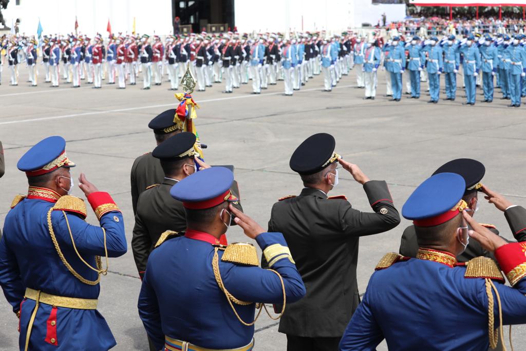 ServiciosMPPDVe's tweet photo. ¡QUE VIVA NUESTRA JUVENTUD MILITAR!
Hoy los Cadetes de la #FANB  reciben orgullosamente e espadin del Gran Mariscal de Ayacucho de parte de nuestro Ministro GJ @vladimirpadrino
¡Honor y lealtad! 🇻🇪

#AlcaAlCarajo
.@PrensaFANB https://t.co/vCb5tHZZCa