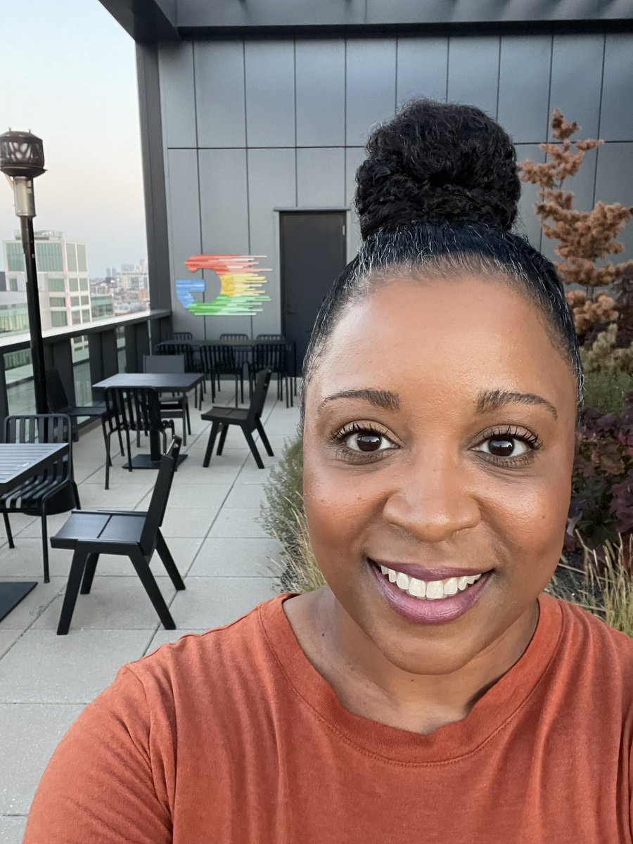 SimplyLakita's tweet photo. Spent the day in Chicago with @Google & IAB @internet4growth at the publishers meetup.
Rarely do you get a chance to be in a room with 15 publishers to talk about blogging 😅.
I’m returning home with action steps and new connections. #I4GPublisherMeetup https://t.co/k0zVeseQ0u