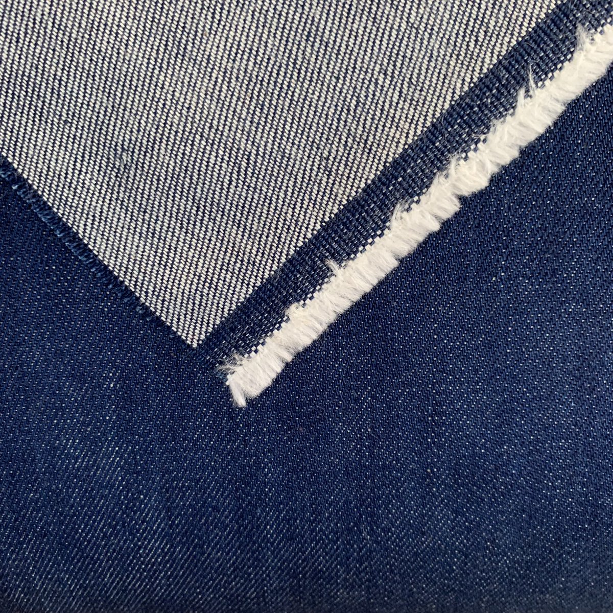 La toile denim, contraction de “de Nîmes” est un tissu de coton tiré de la méthode de tissage de la serge de Nîmes, constituée de laine ou de soie.