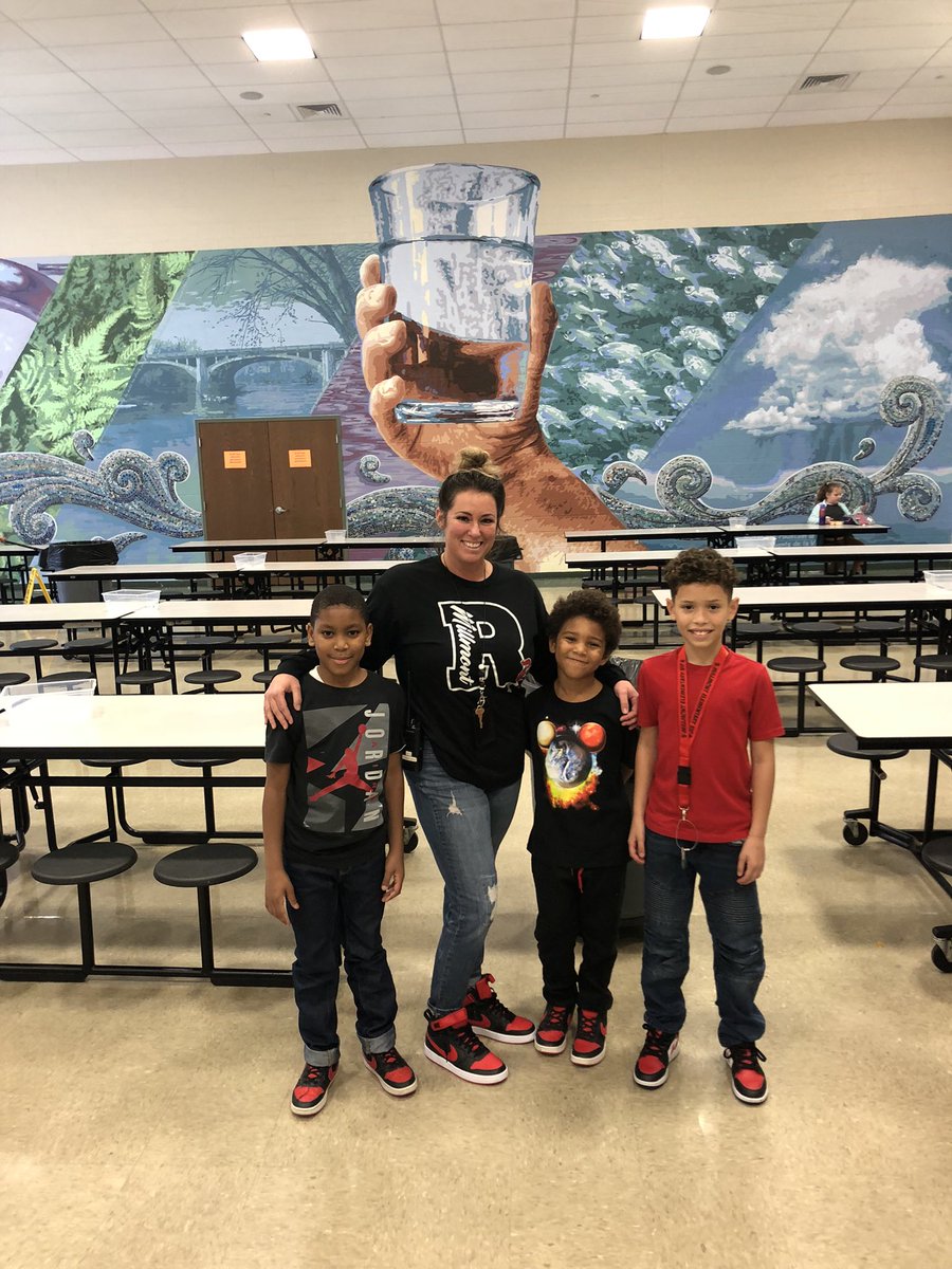 ABHRostek's tweet photo. On Fridays, we twin with the principal! ❤️🖤 #RSDProud #MillmontProud @RDGschools @MillmontSchool https://t.co/gvCuzo9M10