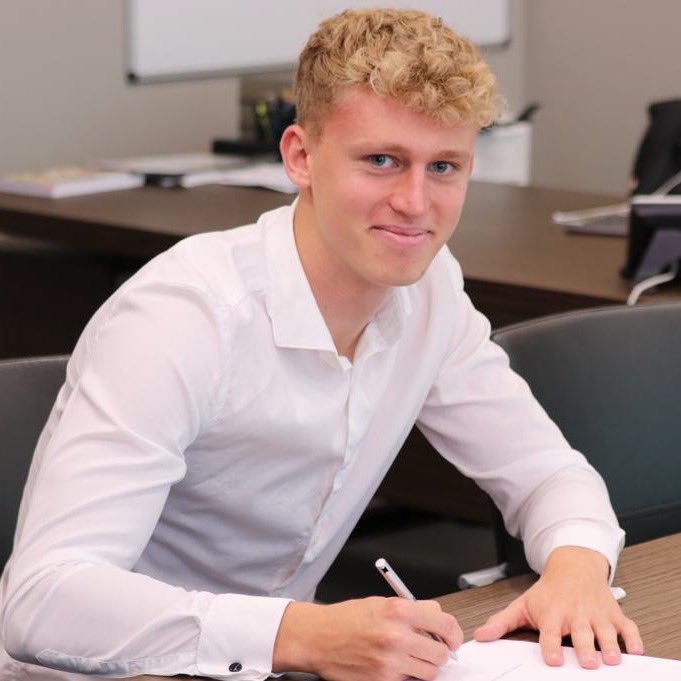 _bmg_sport's tweet photo. 🆕Kacper Lepczyński z nowym kontraktem w @ZaglebieLubin ✍️
Gratulujemy i powodzenia 🤝
#BMGSPORT #QUALITY #Ekstraklsa #ZaglebieLubin #Lepczynski #NowyKontrakt https://t.co/YL13NnJTko