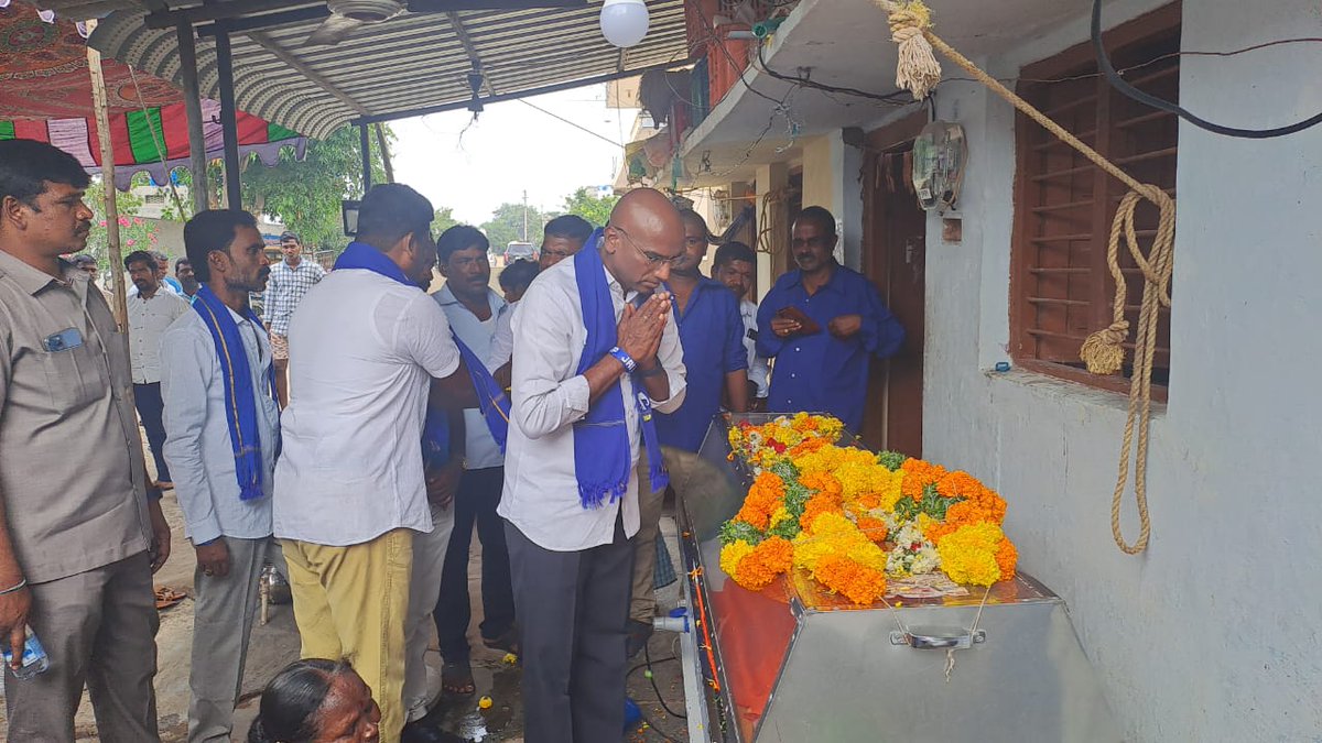 thurpukarthik11's tweet photo. ఈ రోజు మునుగోడు నియోజకవర్గంలోని నారాయణపూర్ మండల బహుజన్ సమాజ్ పార్టీ నాయకులు ఎర్రోళ్ల వెంకటయ్య గారి తండ్రి లక్ష్మయ్య గారు మరణించగా,అంత్యక్రియల్లో పాల్గొని,కుటుంబానికి ప్రగాఢ సానుభూతి తెలిపిన బహుజన్ సమాజ్ పార్టీ రాష్ట్ర అధ్యక్షులు డా ఆర్ ఎస్ ప్రవీణ్ కుమార్.
@RSPraveenSwaero https://t.co/thiuResiWI