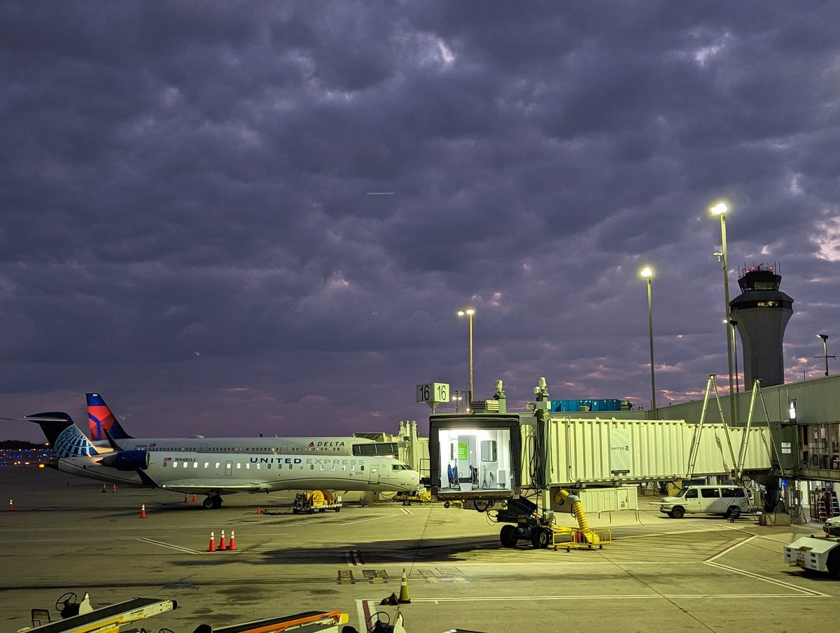 RudyGIII's tweet photo. Good Morning St. Louis. 
#AvGeek #kstl #STL https://t.co/fmnx3lloeO