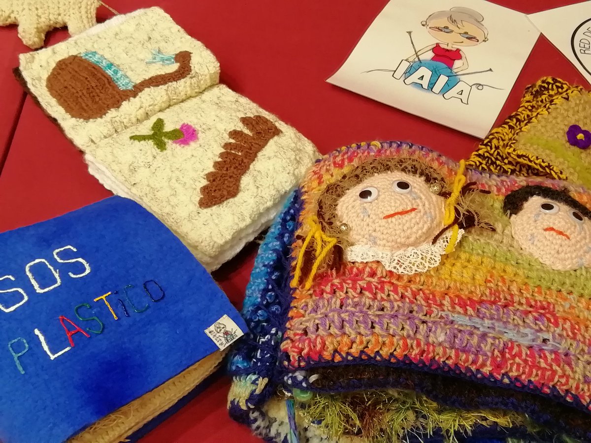 CDAMAZ's tweet photo. El momento cálido del seminario de #BibliotecasVerdes #RECIDA2022
Nuevamente enamoradas de los libros laneros de @IAIAORG
Es una labor solidaria, una red de tejedoras y nos encantan sus libros
Esperamos poder comprar algunos para nuestro fondo:
SOS plásticos
Tierra
Abejas
😍📗🐑 https://t.co/Yn54fJ9fmI