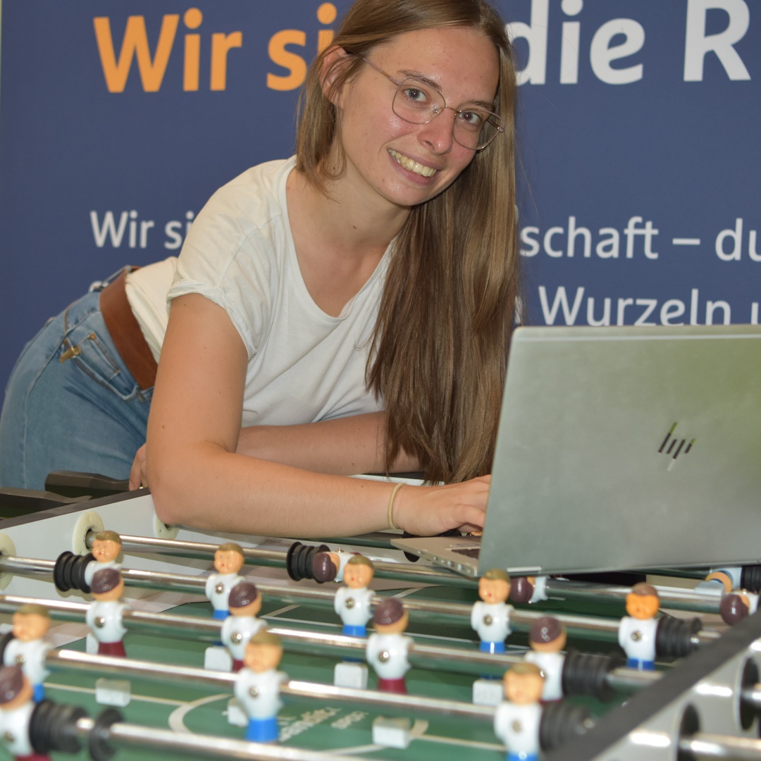 ruv_news's tweet photo. 💪Schnelligkeit, Konzentration, Taktik! Lust auf eine Runde #Tischkicker zum #Wochenende? ⚽
Unser #freeseating macht's möglich! 💻
Wir haben eine Menge schöner Plätze bei der R+V - nirgends lässt es sich so "sportlich arbeiten" wie hier! 😉🔽
Wie startet ihr ins Wochenende? 🙌 https://t.co/B7k61Sa34P