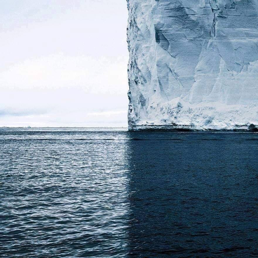 Un iceberg y su sombra dividen esta imagen en 4 hermosos cuadrantes.