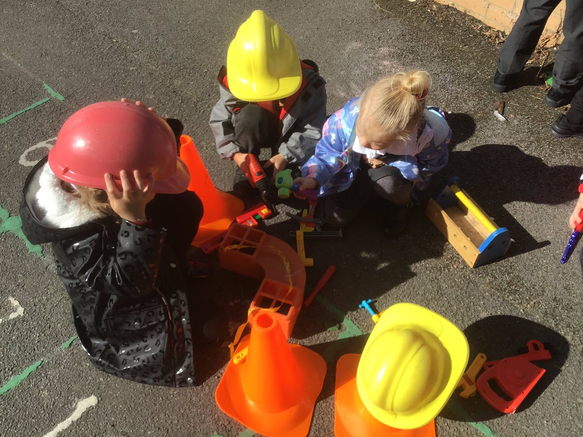 CharterYrR's tweet photo. Pixie class have been busy building in our outdoor classroom, fixing the roof and changing things around as their play develops. https://t.co/z48FQ9Sp0d