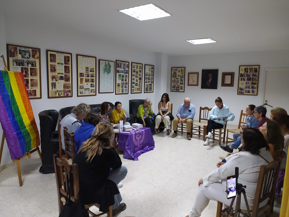 CFeministaTrebu's tweet photo. No podemos estar más felices de lo que ayer por la tarde vivimos juntas en el recital interactivo y presentación del Poemario "Todas las lunas en mi" de Yoana Amondarain con ilustraciones de Marko A. Gonzalez. Millones de gracias. 💜 https://t.co/anfP2tzSVr