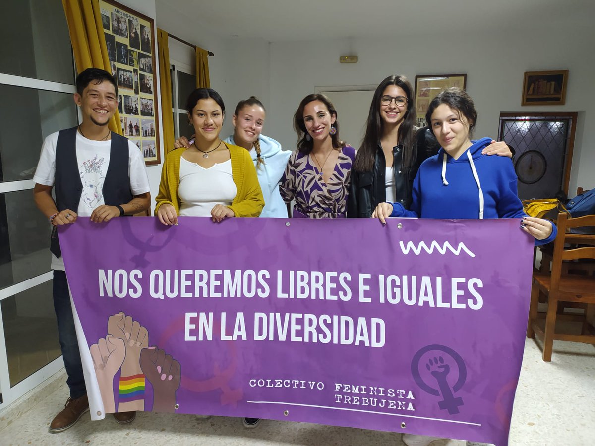 CFeministaTrebu's tweet photo. No podemos estar más felices de lo que ayer por la tarde vivimos juntas en el recital interactivo y presentación del Poemario "Todas las lunas en mi" de Yoana Amondarain con ilustraciones de Marko A. Gonzalez. Millones de gracias. 💜 https://t.co/anfP2tzSVr