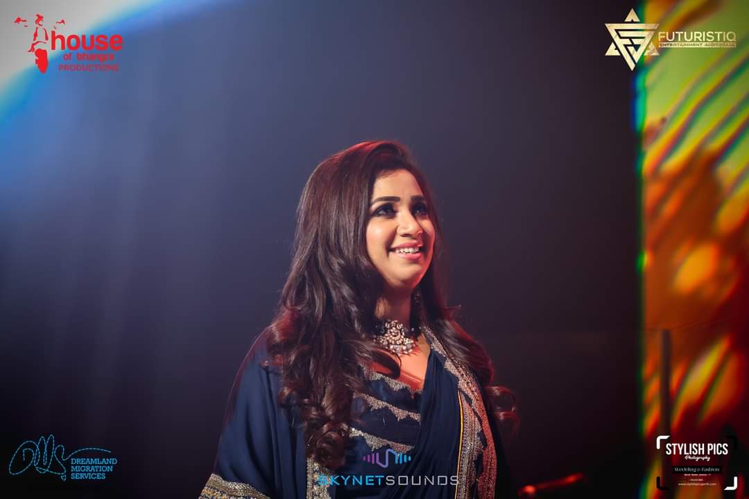 SonaSsg's tweet photo. *EXCLUSIVE CLICKS*(SET-8)
Uff! This precious frames❤
@shreyaghoshal - Such happiness that you continuesly spreading by through your music on each stages..
#PerthDiaries #20YearsOfSG https://t.co/2cueziYjoS