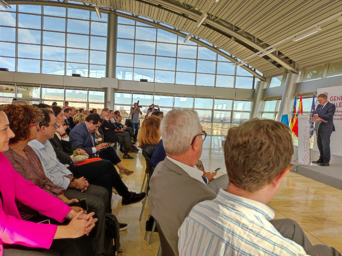 PuertoAlicante's tweet photo. Nuestro presidente, @JuLMilla, apoyando, junto al president @ximopuig, la candidatura de Alicante para acoger la Sede de la Agencia Española de Supervisión de la Inteligencia Artificial, donde el puerto puede jugar un papel clave. https://t.co/Z8KIR8agWc
