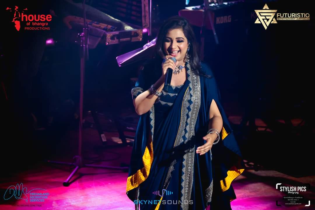 SonaSsg's tweet photo. *EXCLUSIVE CLICKS*(SET-8)
Uff! This precious frames❤
@shreyaghoshal - Such happiness that you continuesly spreading by through your music on each stages..
#PerthDiaries #20YearsOfSG https://t.co/2cueziYjoS