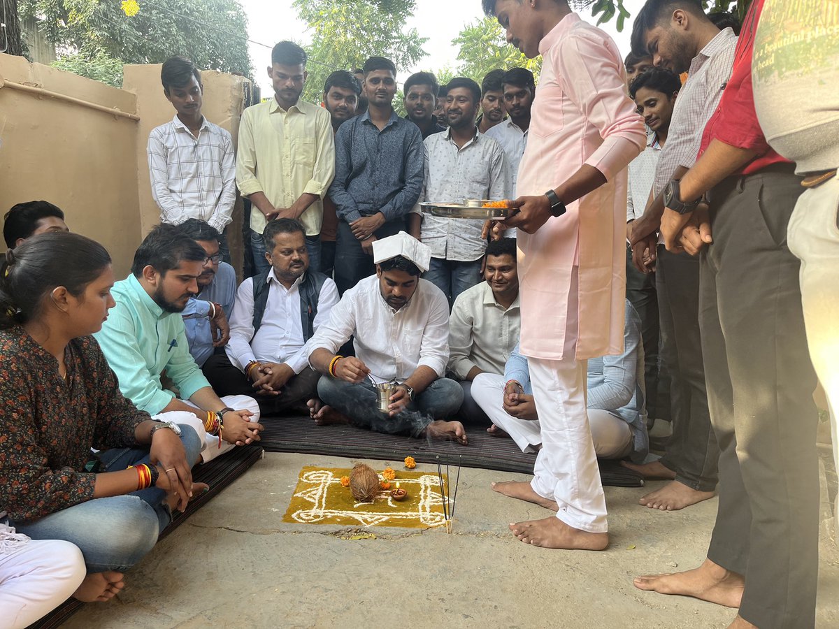 ABVPMB's tweet photo. ग्वालियर में संपन्न होने जा रहे प्रांत अधिवेशन के निमित्त आज अधिवेशन कार्यालय का उद्घाटन अभाविप के राष्ट्रीय मंत्री श्री @GajendraSTomar जी एवं अधिवेशन स्वागत समिति के सचिव श्री रविंद्र चौहान जी द्वारा किया गया। https://t.co/CEOPrhd0IH