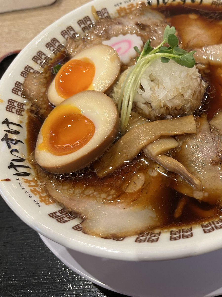S39334846's tweet photo. 肉そばけいすけ＠海老名（ららぽーと）

肉そば醤油　味玉入り

○玉葱と生姜が良いアクセント
○黒いスープだけど、不思議としょっぱくは無い
○チャーシューも良い感じ
腹持ちも凄く良かった。。。フードコートでコレなら満足。 https://t.co/cWM0hnZO7m