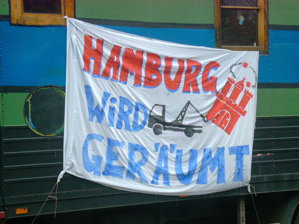 noplacetohide's tweet photo. Heute vor 20 Jahren räumte ein großes Polizeiaufgebot den Wagenplatz #Bambule in Hamburg.

Der Auftakt für monatelange Proteste. Die Bambule kam zwar nicht zurück, aber Wagenplätze gibt es heute immer noch.

Events zum Jubiläum: https://t.co/rf2B4hYyGF https://t.co/Qhg2EKTnDw