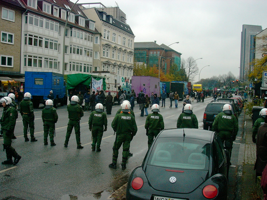 noplacetohide's tweet photo. Heute vor 20 Jahren räumte ein großes Polizeiaufgebot den Wagenplatz #Bambule in Hamburg.

Der Auftakt für monatelange Proteste. Die Bambule kam zwar nicht zurück, aber Wagenplätze gibt es heute immer noch.

Events zum Jubiläum: https://t.co/rf2B4hYyGF https://t.co/Qhg2EKTnDw