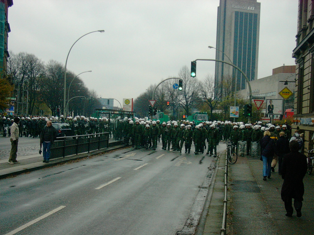 noplacetohide's tweet photo. Heute vor 20 Jahren räumte ein großes Polizeiaufgebot den Wagenplatz #Bambule in Hamburg.

Der Auftakt für monatelange Proteste. Die Bambule kam zwar nicht zurück, aber Wagenplätze gibt es heute immer noch.

Events zum Jubiläum: https://t.co/rf2B4hYyGF https://t.co/Qhg2EKTnDw
