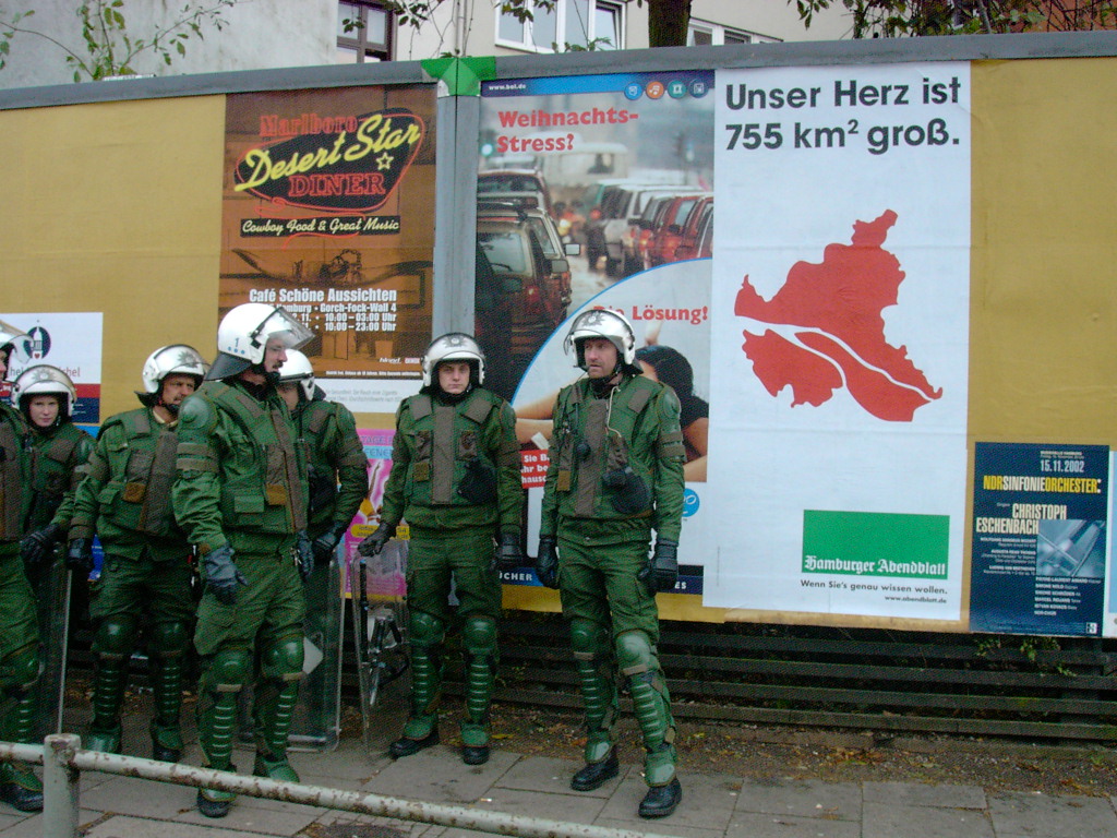 noplacetohide's tweet photo. Heute vor 20 Jahren räumte ein großes Polizeiaufgebot den Wagenplatz #Bambule in Hamburg.

Der Auftakt für monatelange Proteste. Die Bambule kam zwar nicht zurück, aber Wagenplätze gibt es heute immer noch.

Events zum Jubiläum: https://t.co/rf2B4hYyGF https://t.co/Qhg2EKTnDw